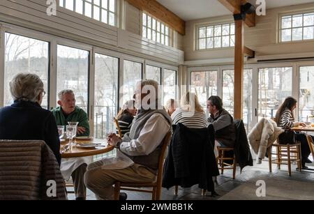 Touristes déjeunant au restaurant Simon Pearce dans le Vermont Banque D'Images
