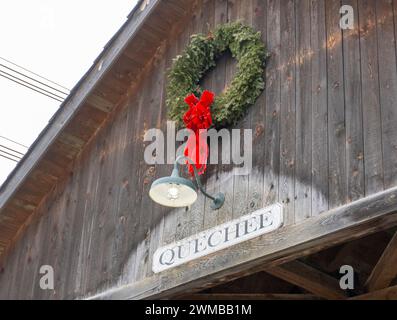 Couronne de Noël au-dessus d'un pont couvert à Quechee, Vermont Banque D'Images