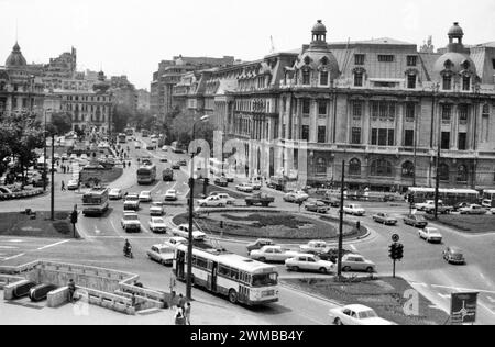 Vue de la place de l'Université dans le centre-ville de Bucarest, Roumanie, approx. 1980 Banque D'Images