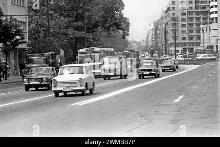 Bucarest, Roumanie, approx. 1980. Véhicules circulant sur le boulevard I.C. Bratianu à travers la place de l'Université dans le centre-ville de Bucarest. Banque D'Images