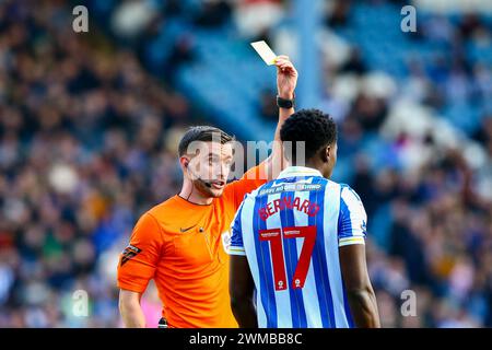 Hillsborough Stadium, Sheffield, Angleterre - 24 février 2024 L'arbitre Thomas Kirk montre le carton jaune à Di'Shon Bernard (17) de Sheffield mercredi - pendant le match Sheffield Wednesday v Bristol City, EFL Championship, 2023/24, Hillsborough Stadium, Sheffield, Angleterre - 24 février 2024 crédit : Arthur Haigh/WhiteRosePhotos/Alamy Live News Banque D'Images