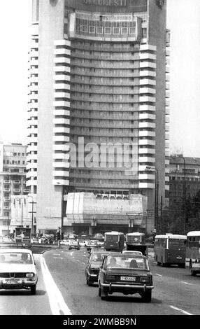 Bucarest, Roumanie, approx. 1980. Véhicules circulant sur le boulevard I.C. Bratianu à travers la place de l'Université, avec l'hôtel Intercontinental vu à l'avant. Banque D'Images