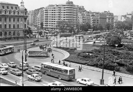 Vue de la place de l'Université dans le centre-ville de Bucarest, Roumanie, approx. 1980 Banque D'Images