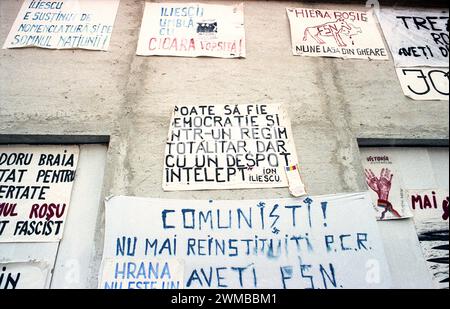 Brasov, Roumanie, avril 1990. Après la révolution anticommuniste de 1989, des manifestations ont éclaté dans tout le pays contre les anciens dirigeants communistes qui ont immédiatement pris le pouvoir. Sur la place centrale de Brasov, des affiches et des bannières condamnèrent le nouveau parti au pouvoir, F.S.N. Banque D'Images
