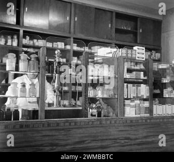 Intérieur d'une pharmacie en République socialiste de Roumanie, approx. 1977 Banque D'Images