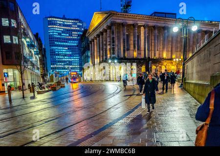 Birmingham grade I bâtiment classé ancien hôtel de ville après restauration maintenant utilisé comme salle de concert et salles d'art la nuit avec les lignes de tramway de la ville. Banque D'Images