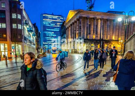 Birmingham grade I bâtiment classé ancien hôtel de ville après restauration maintenant utilisé comme salle de concert et salles d'art la nuit avec les lignes de tramway de la ville. Banque D'Images