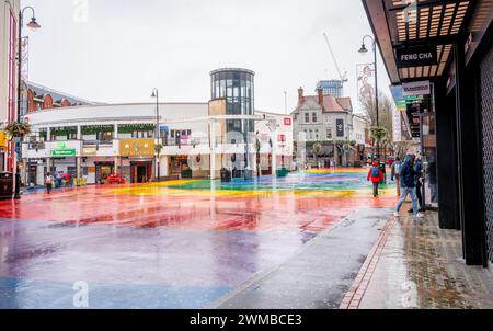 Birmingham Gay Village est un quartier LGBT à côté du quartier chinois dans la ville de Birmingham par un jour d'hiver froid et humide. Banque D'Images