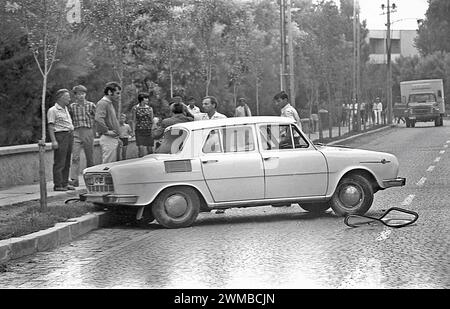 République socialiste de Roumanie, approx. 1976. Passant sur la scène d'un accident de voiture. Banque D'Images