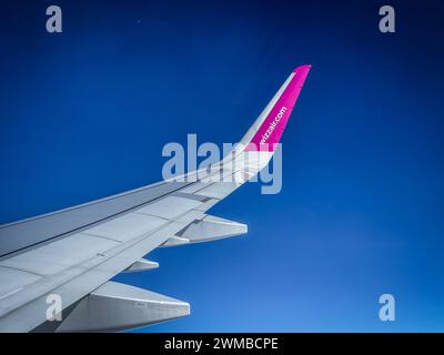 Flugzeug Flügel der ungarischen Billigfluggesellschaft Wizzair mit dem logo Wizzair.com - Symbolbild für Fluggesellschaft, Unternehmen, Reise, Fliegen, Urlaub *** aile d'avion de la compagnie aérienne hongroise low cost Wizzair avec le logo Wizzair com image symbolique pour compagnie aérienne, voyage, vol, vacances Copyright : xJoeranxSteinsiekx Banque D'Images