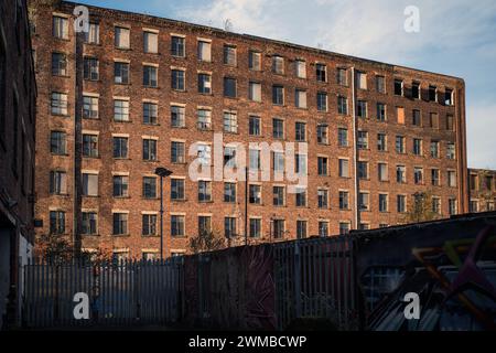 Ancien bâtiment de moulin victorien abandonné dans l'est de Manchester. Angleterre, Royaume-Uni 2023. Banque D'Images