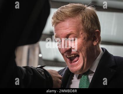 Londres, Royaume-Uni, 25 février 2024. Oliver Dowden, vice-premier ministre du Royaume-Uni, chancelier du duché de Lancaster, homme politique du Parti conservateur, est vu à la BBC Broadcasting House dans le centre de Londres pour un appel. Crédit : Imageplotter/Alamy Live News Banque D'Images