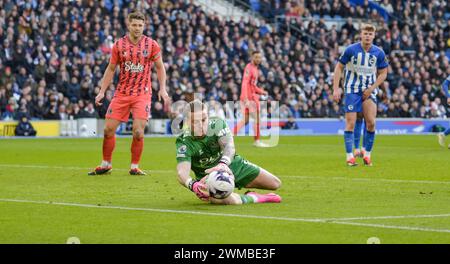 Jordan Pickford d'Everton se met à la balle pendant le match de premier League entre Brighton et Hove Albion et Everton au stade American Express , Brighton , Royaume-Uni - 24 février 2024 photo Simon Dack / images téléphoto usage éditorial seulement. Pas de merchandising. Pour Football images, les restrictions FA et premier League s'appliquent inc. aucune utilisation d'Internet/mobile sans licence FAPL - pour plus de détails, contactez Football Dataco Banque D'Images