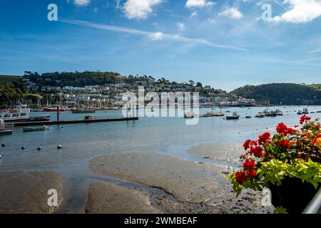 Kingswear, Royaume-Uni - 14 septembre 2023 : la ville de Kingswear vue de l'autre côté de l'estuaire de la rivière Dart à Darthmouth Banque D'Images