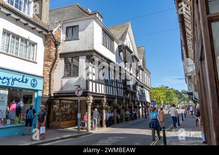 Dartmouth, Royaume-Uni - 14 septembre 2023 : bâtiments Tudor à charpente en bois à Dartmouth, dans le sud du Devon, en Angleterre Banque D'Images