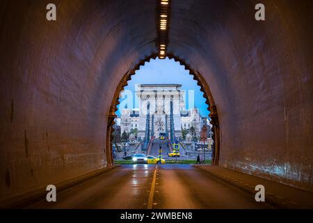 Budapest, Hongrie - 16 avril 2023 : tunnel du château de Buda avec le célèbre pont des chaînes en arrière-plan ; fond d'écran de Budapest Banque D'Images