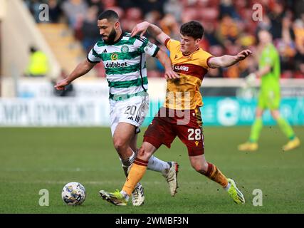 Cameron carter-Vickers du Celtic (à gauche) et Jack Vale de Motherwell se battent pour le ballon lors du Cinch Premiership match au Fir Park Stadium, Motherwell. Date de la photo : dimanche 25 février 2024. Banque D'Images