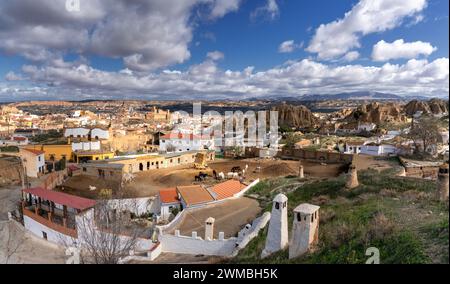 Guadix, Espagne - 24 février 2024 : vue panoramique des maisons troglodytes du Barrio de Santiago de Guadix Banque D'Images