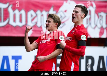 ENSCHEDE - (R) SEM Steijn du FC Twente célèbre son but (R) Daan pourrit du FC Twente lors du match néerlandais Eredivisie entre le FC Twente et Go Ahead Eagles au Stadion de Grolsch Veste le 25 février 2024 à Enschede, pays-Bas. ANP COR LASKER Banque D'Images