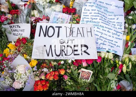 Londres, Royaume-Uni. 24 février 2024. Pensées, messages sont placés le long des fleurs comme hommages à Navalny en face de l'ambassade de Russie à Londres. Alexei Navalny était le plus farouche adversaire du président russe Vladimir Poutine. Navalny meurt le 16 février 2024 dans la colonie pénitentiaire arctique après sa marche matinale selon la version officielle. Depuis, Alexei Navalny est mort, les gens placent des hommages floraux pour lui devant la place Boris Nemtsov en face de l'ambassade de Russie à Londres, au Royaume-Uni. (Photo de Krisztian Elek/SOPA images/SIPA USA) crédit : SIPA USA/Alamy Live News Banque D'Images