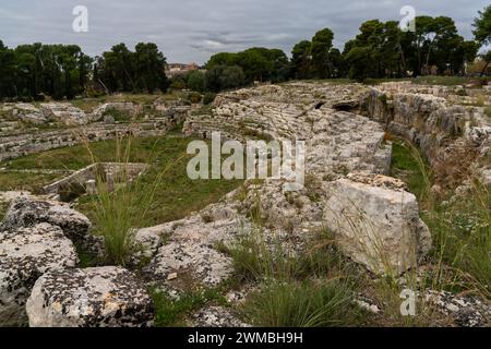 Syracuse, Italie - 28 décembre 2023 : vue sur les ruines de l'amphithéâtre romain historique de Syracuse Banque D'Images