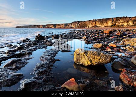 Colorful Rocks on the Blast Beach, Seaham, comté de Durham, Royaume-Uni Banque D'Images