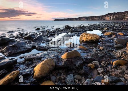 Colorful Rocks on the Blast Beach, Seaham, comté de Durham, Royaume-Uni Banque D'Images