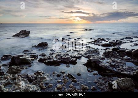 Sunrise on the Blast Beach, Durham Heritage Coast, Seaham, comté de Durham, Royaume-Uni Banque D'Images