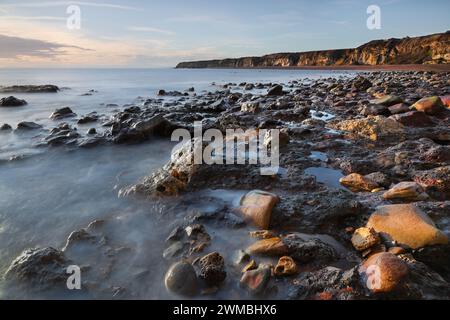 Colorful Rocks on the Blast Beach, Seaham, comté de Durham, Royaume-Uni Banque D'Images