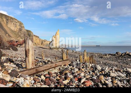 Calcaire magnésien Sea Stack et Weather Wear Timber Groynes sur la plage chimique de Seaham, Durham Heritage Coast, Seaham, comté de Durham, Royaume-Uni Banque D'Images