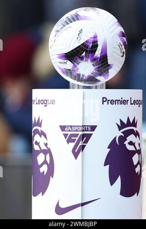 Birmingham, Royaume-Uni. 24 février 2024. Une vue détaillée du ballon Nike Flight 2024 premier League est visible sur un socle avant le match de premier League à Villa Park, Birmingham. Le crédit photo devrait se lire : Gary Oakley/Sportimage crédit : Sportimage Ltd/Alamy Live News Banque D'Images