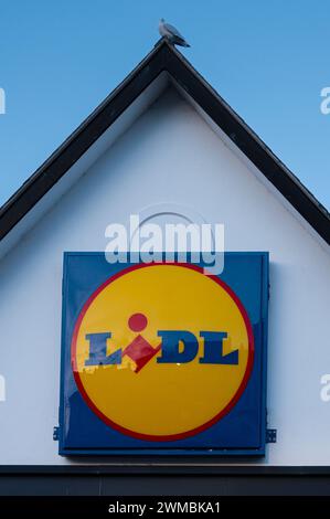 Logo de supermarché Lidl dans le magasin Teignmouth dans le sud du Devon, Angleterre, Royaume-Uni partie du réseau de distribution de supermarchés allemand. Format portrait. Banque D'Images