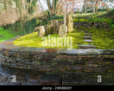 Jardin de mousse surélevée influencé par les Japonais en utilisant des pierres de granit locales et des dalles d'ardoise au Garden House, Devon, Royaume-Uni Banque D'Images