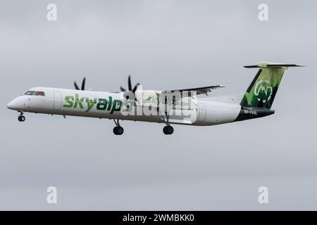 Die de Havilland Canada Dash 8-400 DH8D der Fluglinie SkyAlps BQ / SWU mit der Registrierung 9H-PAUL MSN : 4255 Landet am Flughafen Hamburg Airport EDDH/HAM. Hamburg Hamburg Deutschland *** de Havilland Canada Dash 8 400 DH8D exploité par SkyAlps BQ SWU immatriculé 9H PAUL MSN 4255 atterrit à Hamburg Airport EDDH HAM Hamburg Hamburg Germany Banque D'Images