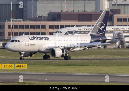 Der Airbus A319-114 A319 der Fluglinie Lufthansa LH / DLH mit der Registrierung d-AILM MSN : 0694 Rollt am Flughafen Hamburg Airport EDDH/HAM. Hamburg Hamburg Deutschland *** L'Airbus A319 114 A319 de la compagnie aérienne Lufthansa LH DLH immatriculé d AILM MSN 0694 roule à l'aéroport de Hambourg EDDH HAM Hambourg Allemagne Banque D'Images