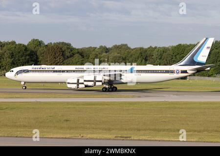 Der Airbus A340-541 A345 der Royal Thai Air Force mit der Registrierung HS-TYV MSN : 0698 Landet am Flughafen Hamburg Airport EDDH/HAM. Hambourg Hambourg Deutschland *** Royal Thai Air Force Airbus A340 541 A345 immatriculé HS TYV MSN 0698 atterrit à l'aéroport de Hambourg EDDH HAM Hambourg Allemagne Banque D'Images