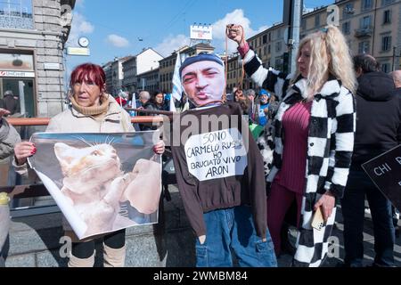 Milan, Italie. 25 février 2024. Foto Alessandro Cimma/LaPresse 25-02-2024 Milano, Italie. Piazza Oberdan. Concentramento e poi corteo fino a Piazza Scala contro la violenza sugli animali e il Supportto alla proposta di legge di cui è prima firmataria Michela Vittoria Brambilla. Photo Alessandro Cimma/LaPresse 02-25-2024 Milan, Italie. Oberdan Square. Concentration puis procession à Piazza Scala contre la violence contre les animaux et le soutien à la loi dont Michela Vittoria Brambilla est le premier signataire. Crédit : LaPresse/Alamy Live News Banque D'Images