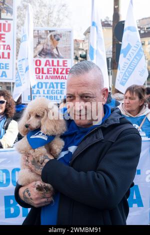 Milan, Italie. 25 février 2024. Foto Alessandro Cimma/LaPresse 25-02-2024 Milano, Italie. Piazza Oberdan. Concentramento e poi corteo fino a Piazza Scala contro la violenza sugli animali e il Supportto alla proposta di legge di cui è prima firmataria Michela Vittoria Brambilla. Photo Alessandro Cimma/LaPresse 02-25-2024 Milan, Italie. Oberdan Square. Concentration puis procession à Piazza Scala contre la violence contre les animaux et le soutien à la loi dont Michela Vittoria Brambilla est le premier signataire. Crédit : LaPresse/Alamy Live News Banque D'Images