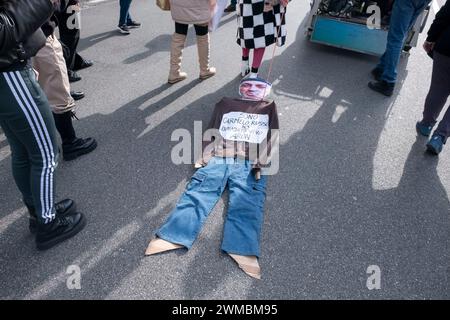 Milan, Italie. 25 février 2024. Foto Alessandro Cimma/LaPresse 25-02-2024 Milano, Italie. Piazza Oberdan. Concentramento e poi corteo fino a Piazza Scala contro la violenza sugli animali e il Supportto alla proposta di legge di cui è prima firmataria Michela Vittoria Brambilla. Photo Alessandro Cimma/LaPresse 02-25-2024 Milan, Italie. Oberdan Square. Concentration puis procession à Piazza Scala contre la violence contre les animaux et le soutien à la loi dont Michela Vittoria Brambilla est le premier signataire. Crédit : LaPresse/Alamy Live News Banque D'Images