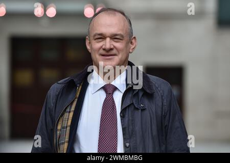 Londres, Angleterre, Royaume-Uni. 25 février 2024. Le leader libéral démocrate ED DAVEY est repéré devant les studios de la BBC après son apparition dimanche avec Laura Kuenssberg. (Crédit image : © Thomas Krych/ZUMA Press Wire) USAGE ÉDITORIAL SEULEMENT! Non destiné à UN USAGE commercial ! Crédit : ZUMA Press, Inc/Alamy Live News Banque D'Images