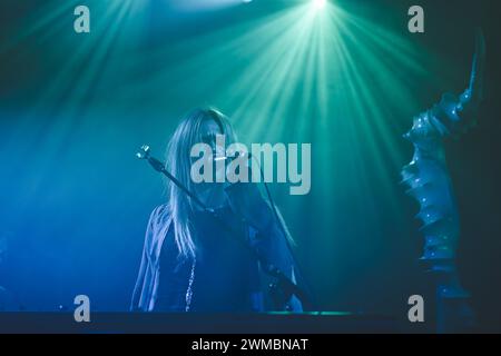 Aarhus, Danemark. 24 février 2024. Le groupe de black metal danois Myrkur est composé de la musicienne et chanteuse Amalie Bruun qui donne ici un concert au Voxhall à Aarhus. (Crédit photo : Gonzales photo/Alamy Live News Banque D'Images