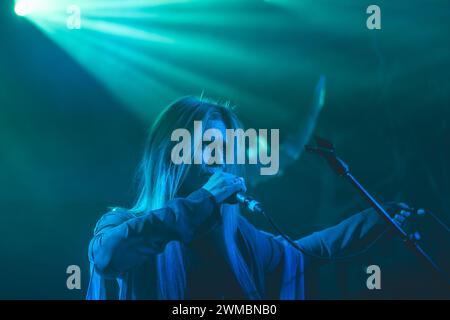 Aarhus, Danemark. 24 février 2024. Le groupe de black metal danois Myrkur est composé de la musicienne et chanteuse Amalie Bruun qui donne ici un concert au Voxhall à Aarhus. (Crédit photo : Gonzales photo/Alamy Live News Banque D'Images