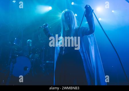 Aarhus, Danemark. 24 février 2024. Le groupe de black metal danois Myrkur est composé de la musicienne et chanteuse Amalie Bruun qui donne ici un concert au Voxhall à Aarhus. (Crédit photo : Gonzales photo/Alamy Live News Banque D'Images