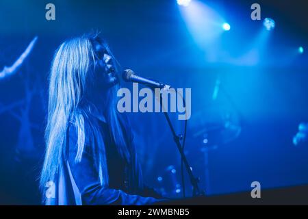 Aarhus, Danemark. 24 février 2024. Le groupe de black metal danois Myrkur est composé de la musicienne et chanteuse Amalie Bruun qui donne ici un concert au Voxhall à Aarhus. (Crédit photo : Gonzales photo/Alamy Live News Banque D'Images