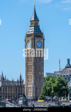 Midi à la Queen Elizabeth Tower, anciennement St Stephen's Tower, ou Big Ben, à côté des chambres du Parlement à Westminster, Londres, Angleterre Banque D'Images