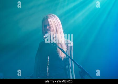 Aarhus, Danemark. 24 février 2024. Le groupe de black metal danois Myrkur est composé de la musicienne et chanteuse Amalie Bruun qui donne ici un concert au Voxhall à Aarhus. (Crédit photo : Gonzales photo/Alamy Live News Banque D'Images