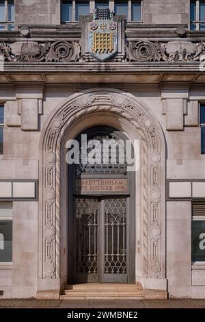 Entrée, Brettenham House, Strand, Londres, immeuble de bureaux art déco construit en 1932, abritant le duché de Lancaster, propriété du monarque Banque D'Images