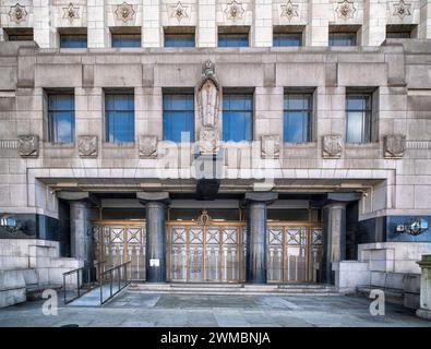 Entrée à Adelaide House, un bâtiment art déco de 1920 aux influences décoratives égyptiennes, aujourd'hui siège du cabinet d'avocats Berwin Leighton Paisner Banque D'Images