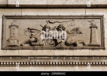 Frise sur le côté de Trinity House à Tower Hill dans la ville de Londres, montrant des motifs, y compris des phares qui sont exploités par l'organisation Banque D'Images