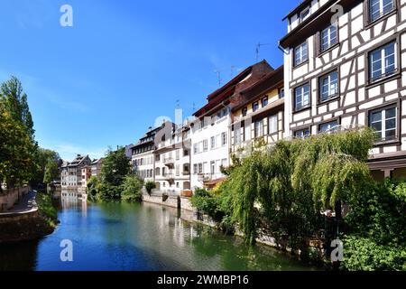 Strasbourg, France - septembre 2023 : rivière 'III' dans le centre-ville historique 'petite France' Banque D'Images